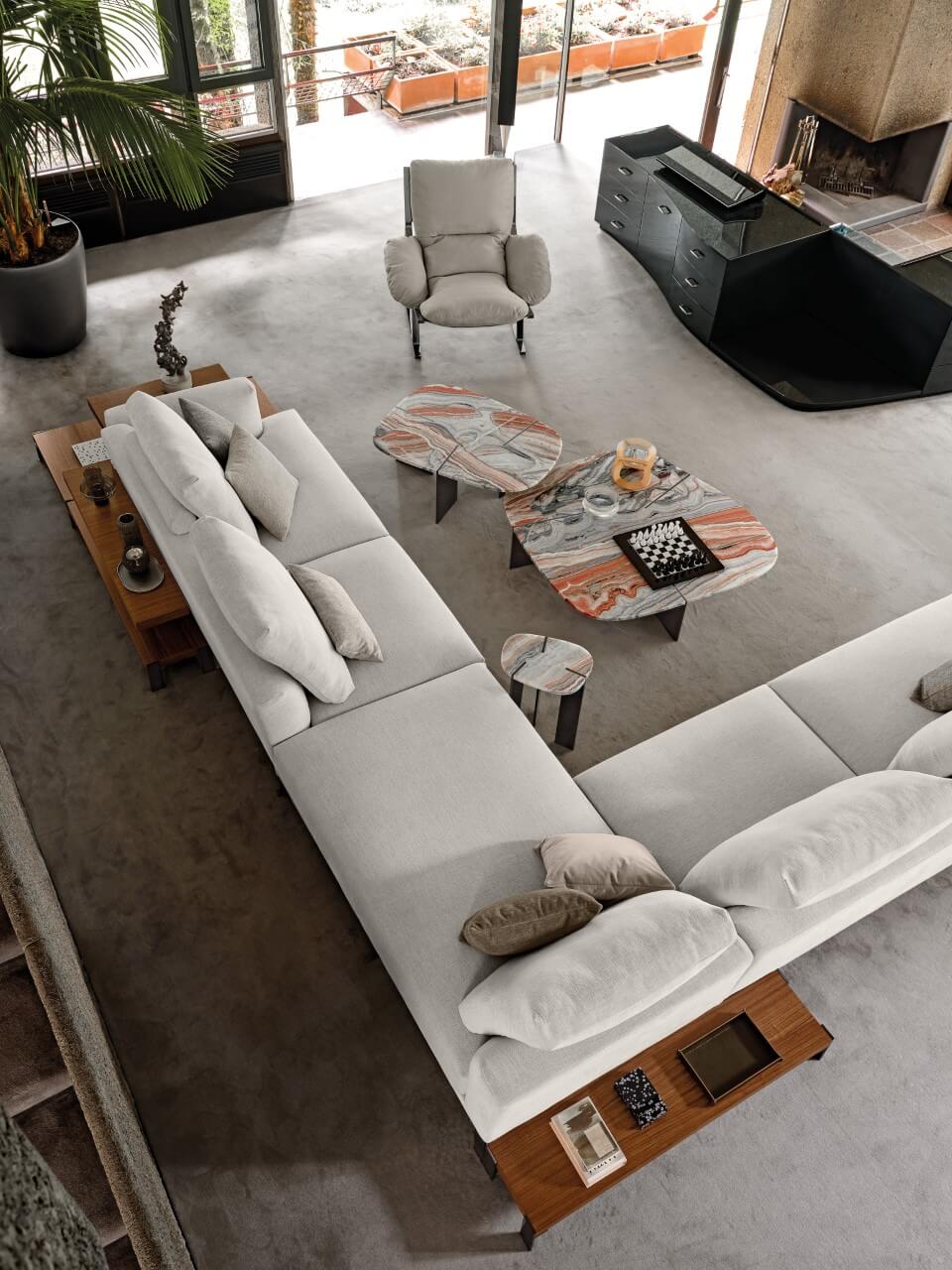 Kreatívne usporiadanie obývacej izby pre pohodlné posedenie